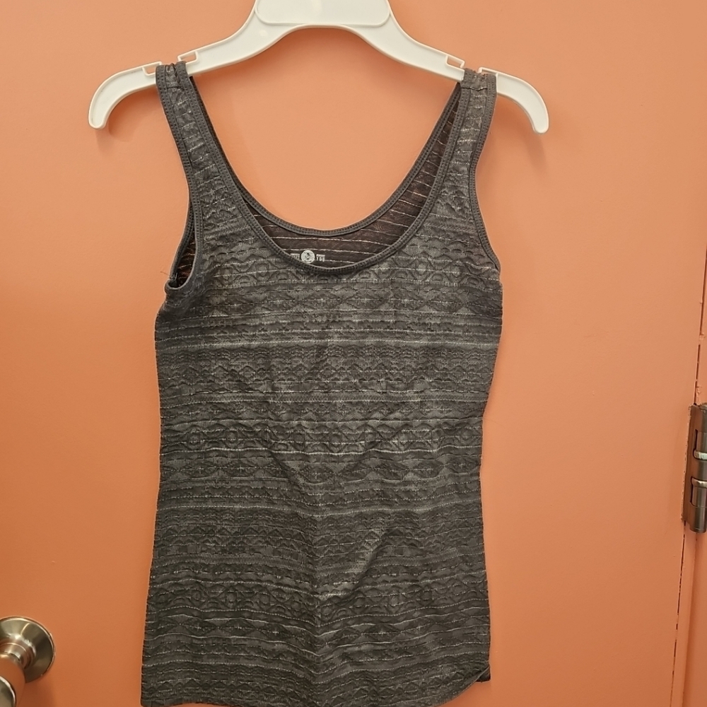 SO Juniors Size XS Perfect Fitted Tank Top Gray With Design Comfy Nice!